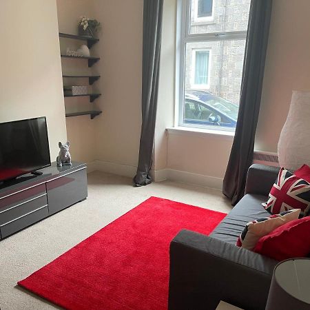 Beautiful 2 Bedroom Apartment- Prime Location, Aberdeen Centre Esterno foto