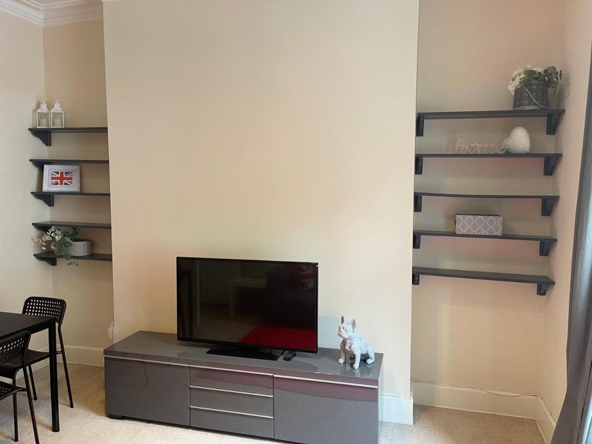 Beautiful 2 Bedroom Apartment- Prime Location, Aberdeen Centre Esterno foto