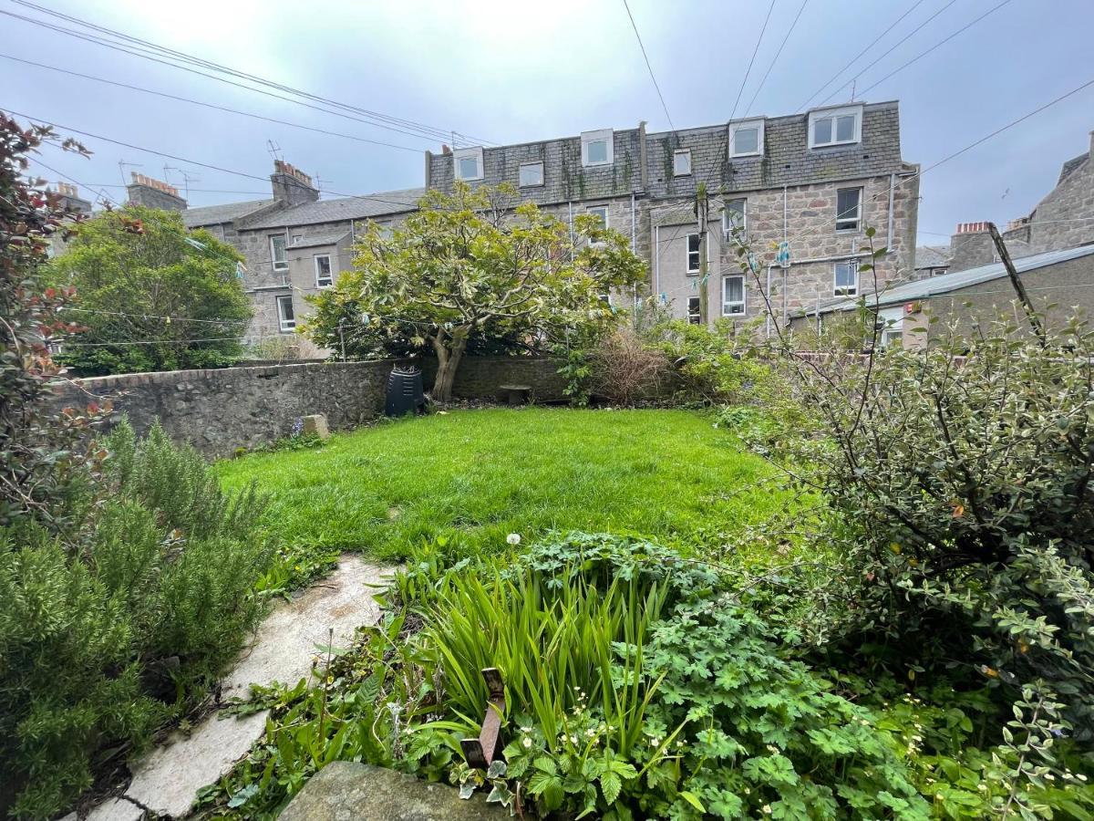 Beautiful 2 Bedroom Apartment- Prime Location, Aberdeen Centre Esterno foto