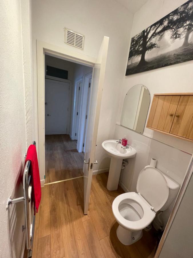 Beautiful 2 Bedroom Apartment- Prime Location, Aberdeen Centre Esterno foto