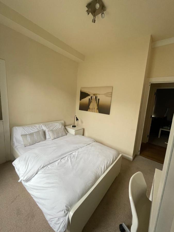 Beautiful 2 Bedroom Apartment- Prime Location, Aberdeen Centre Esterno foto